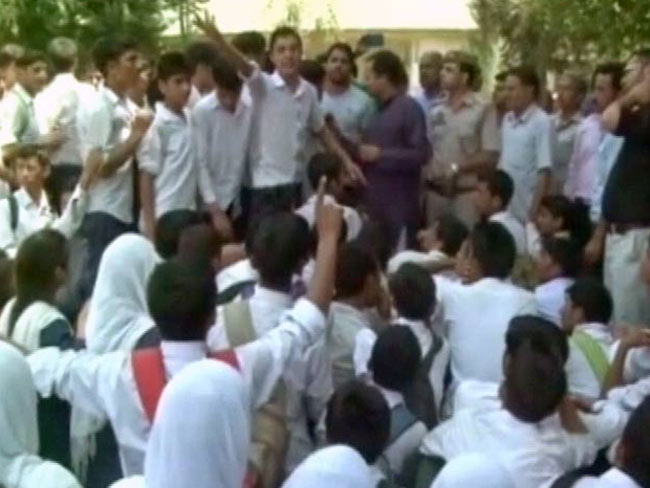 जम्मू-कश्मीर के स्कूली बच्चों ने किया प्रदर्शन, राष्ट्रगान गाने से रोकने का मामला