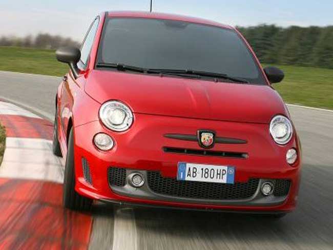 भारत में लॉन्च हुई स्टाइलिश Abarth 595 Competizione, जाने इसकी खासियत