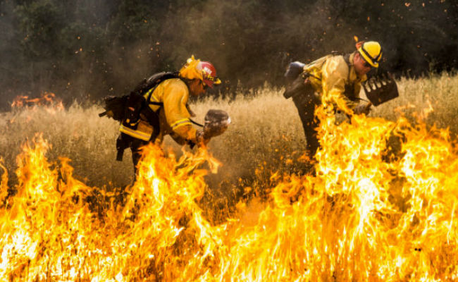 Firefighters Face High Winds Stoking Deadly Blazes in US Northwest