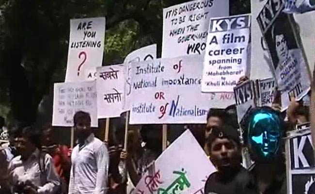 FTII के हड़ताली छात्रों ने किया निदेशक का घेराव, बुलानी पड़ी पुलिस