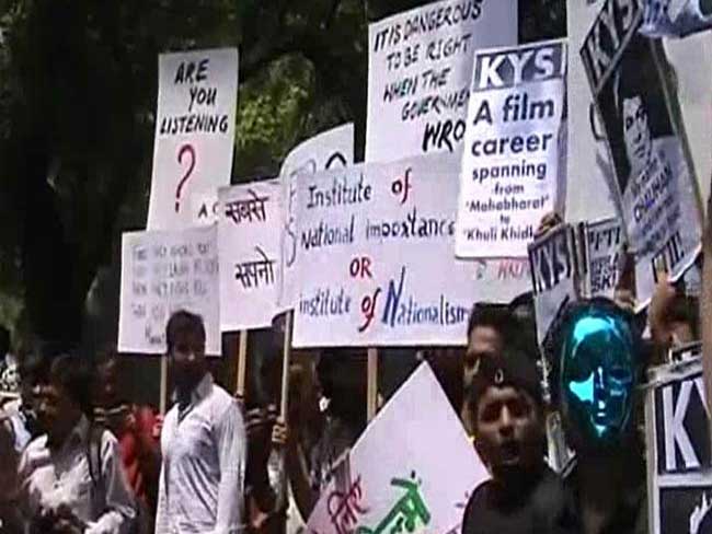 छात्रों ने FTII के डाइरेक्टर का किया घेराव