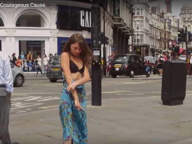 हुआ वायरल : लंदन की सड़क पर इस लड़की ने उतार दिए कपड़े, पढ़ें फिर क्या हुआ