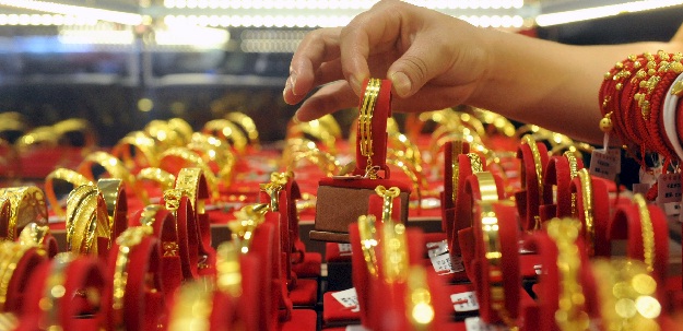 शेयर बाजार के गिरने के असर में चमका सोना