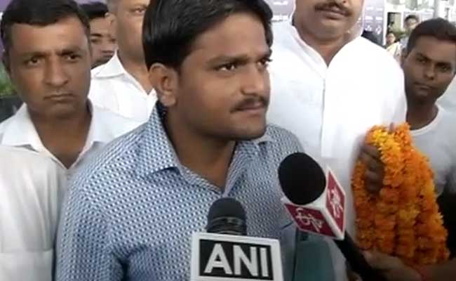 Hardik Patel meets Keshubhai Patel, Seeks Blessings for Quota Stir