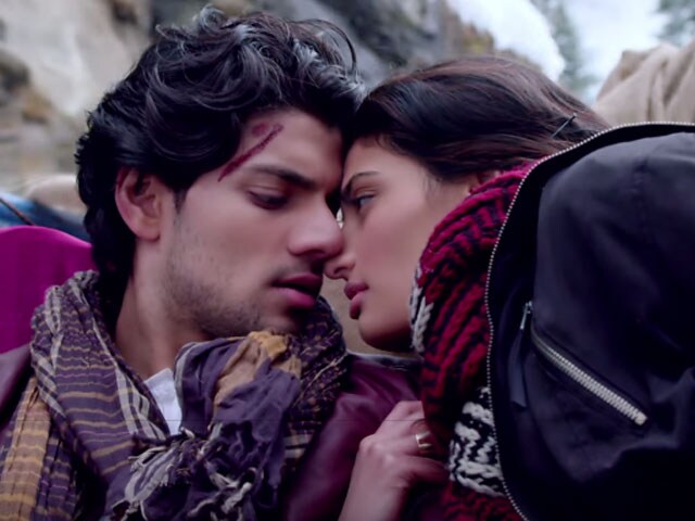 Athiya, Suraj Are Khoya Khoya in New Hero Song