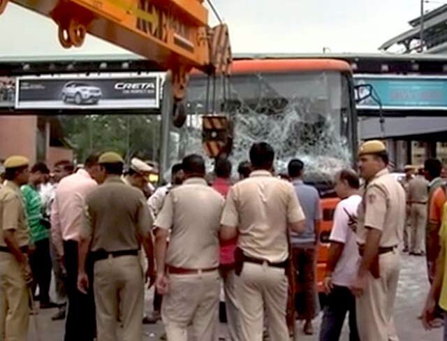 इंद्रलोक में बस की टक्‍कर से बच्‍चे घायल, गुस्‍साई भीड़ ने तोड़फोड़ कर पुलिसवाले भी पीटे