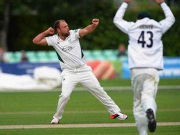 काउंटी मैच में जो लीच का कमाल, पहली तीन गेंदों पर बनाई हैट्रिक