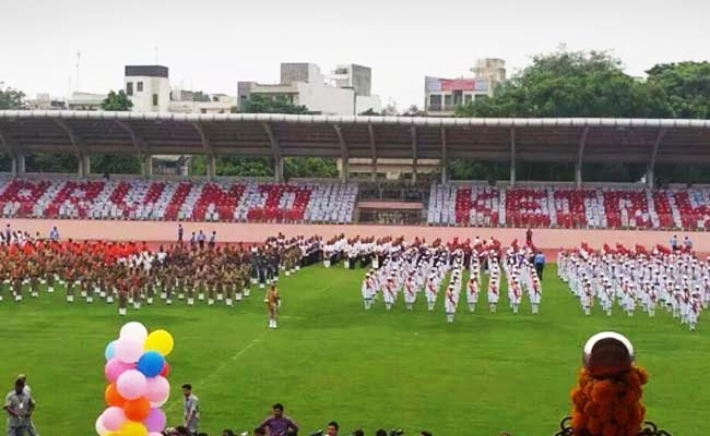 स्वतंत्रता दिवस समारोह में बच्चों से अपने नाम के प्रदर्शन पर घिरे केजरीवाल