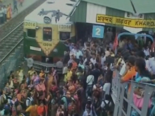 लेडीज स्पेशल ट्रेन को लेकर कोलकाता के पास खरदा स्टेशन पर हंगामा, पुलिस पर पथराव