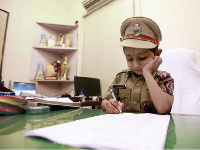 5 साल के इस बच्चे को क्यों बनाया गया पुलिस ऑफिसर?