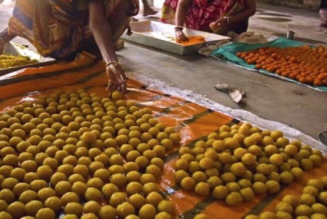 700 रसोइये मिलकर बनाते हैं जगन्नाथ मंदिर का ‘महाप्रसाद’ 700 रसोइये मिलकर बनाते हैं जगन्नाथ मंदिर का ‘महाप्रसाद’