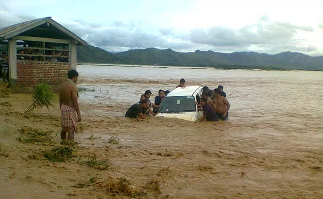 कोमेन का असर : मणिपुर में भारी बारिश के बाद हुए भूस्खलन से 20 लोगों की मौत