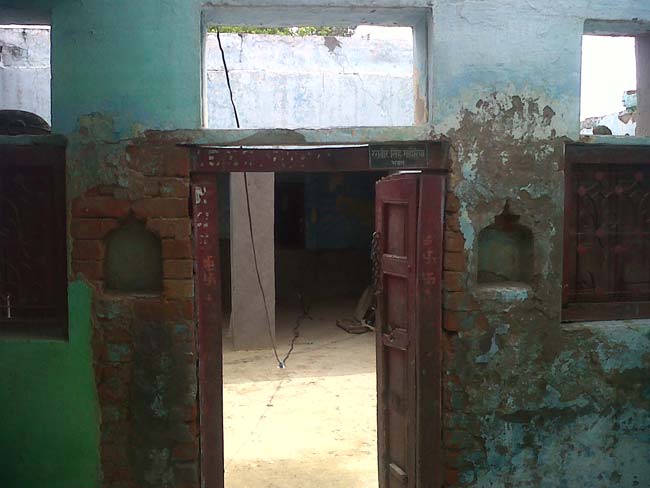 मथुरा के गांव में वीरान पड़ी वाल्मीकी बस्ती, परिवारों का पलायन