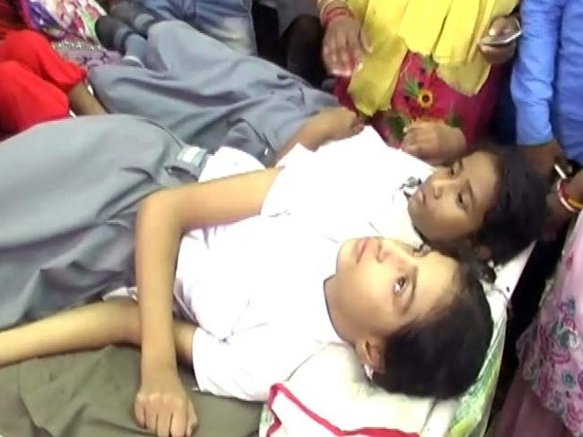 दिल्ली: मिड डे मील खाने से करीब पचास लड़कियां बीमार, 4 की हालत गंभीर