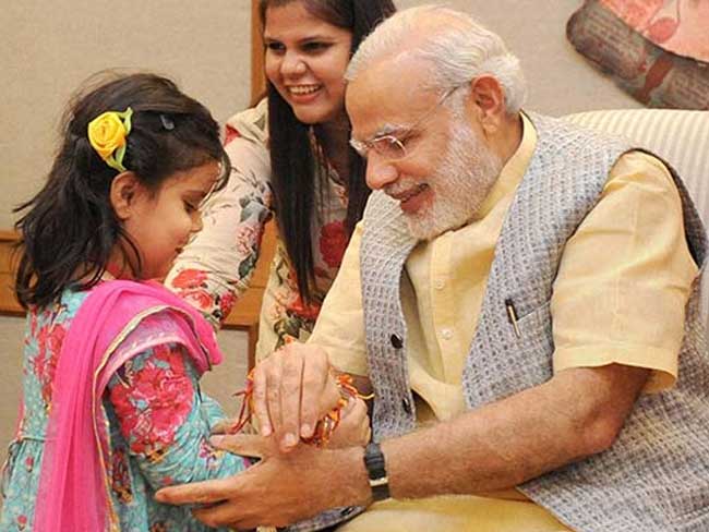 रक्षा बंधन पर 'सुरक्षा बंधन' से 11 करोड़ परिवार जुड़े : पीएम मोदी