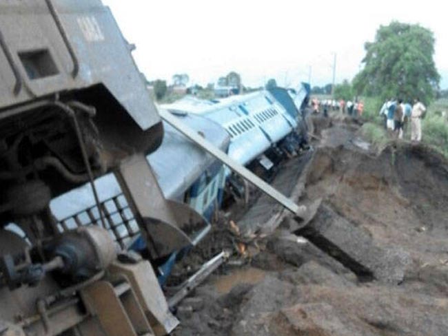 मध्यप्रदेश ट्रेन हादसा : सफर में नींद पर सवार होकर आई मौत, 28 मरे, 40 घायल