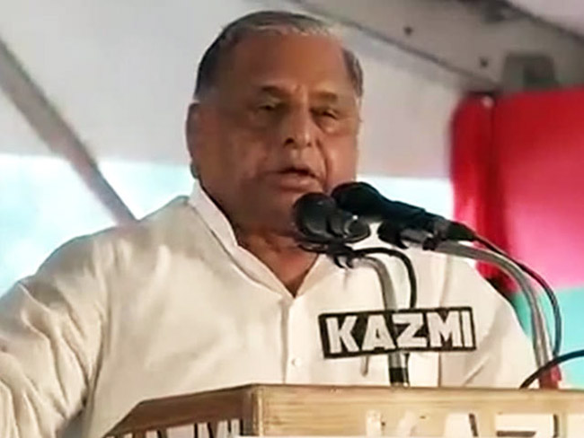 'क्या चार लोग मिलकर किसी का रेप कर सकते हैं?' मुलायम सिंह का बेतुका बयान