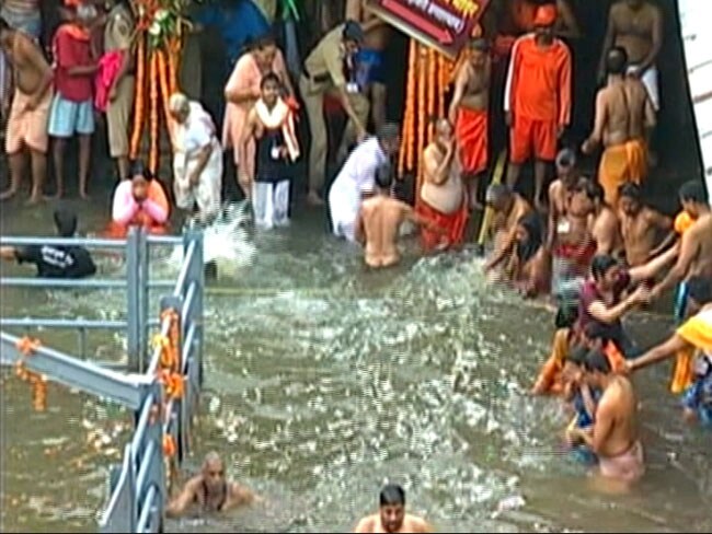 नासिक कुंभ : शाही स्नान में डुबकी लगाते श्रद्धालु, देखिए तस्वीरें