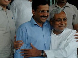 नीतीश कुमार और अरविंद केजरीवाल एक मंच पर दिखाई दिए नीतीश कुमार और अरविंद केजरीवाल एक मंच पर दिखाई दिए