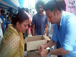 From Nitish Kumar to PM Modi: Hair, Nail Samples for 'DNA Test' From Nitish Kumar to PM Modi: Hair, Nail Samples for 'DNA Test'