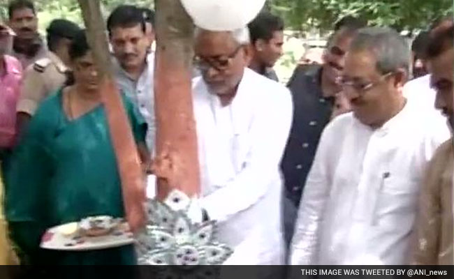 Nitish Kumar Ties Rakhi to a Tree to Create Environmental Awareness