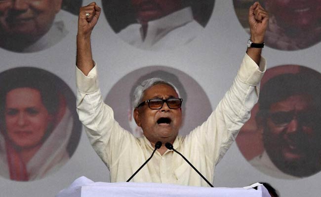 Nitish Kumar Hopeful as Lalu Prasad Reaches Delhi to Placate Mulayam Singh