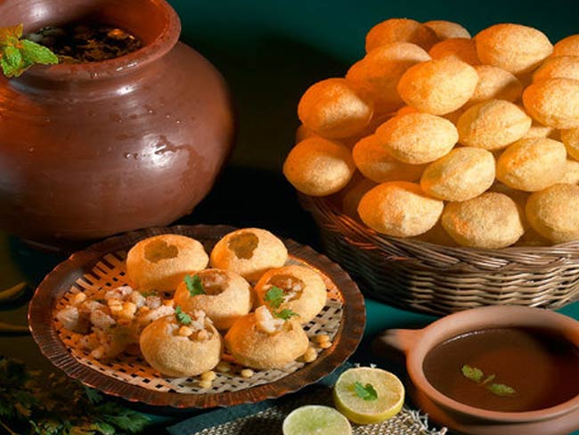 Panipuri, Golgappa, Puchka : इन मशहूर स्टॉल से चखें आपके पसंदीदा पानी के बताशे