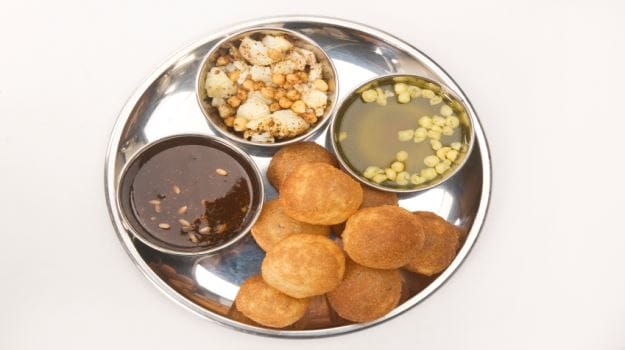 panipuri-golgappa-phuchka-the-popular-stalls-india-1