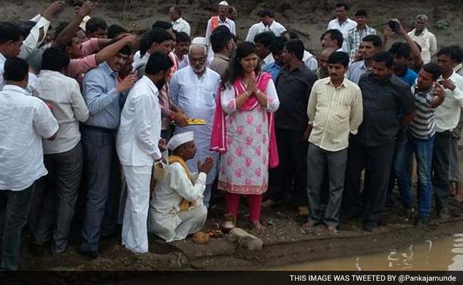 Maharashtra Minister Pankaja Munde Explains Why a Man Carried Her Slippers