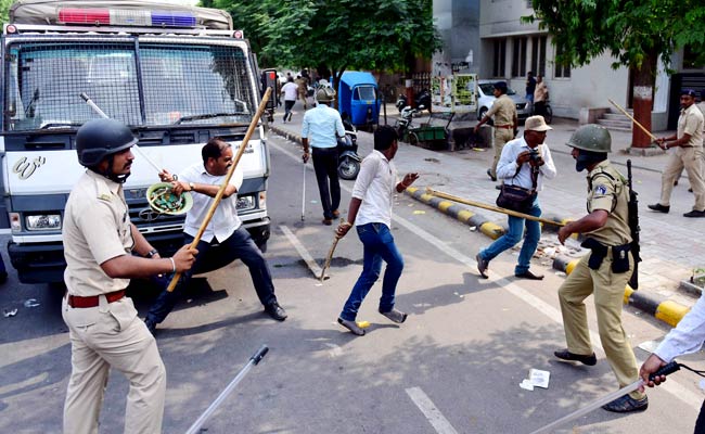 गुजरात में प्रदर्शनकारियों और पुलिस के निशाने पर रहा मीडिया