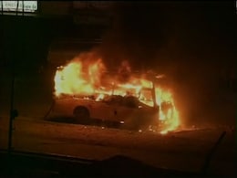 शॉर्ट सर्किट के कारण रोडवेज की बस में लगी आग, यात्री सुरक्षित शॉर्ट सर्किट के कारण रोडवेज की बस में लगी आग, यात्री सुरक्षित