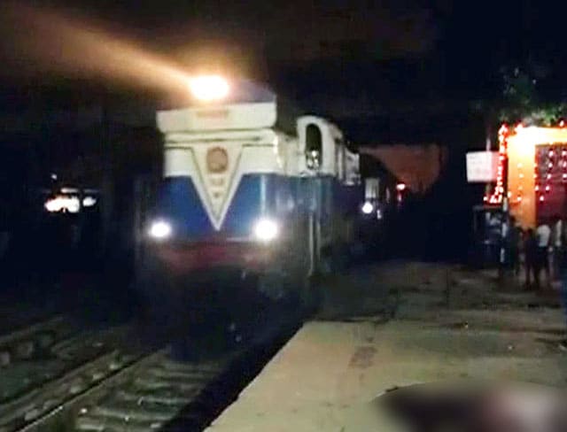 पटना : बच्‍चे को बचाने रेल ट्रैक पर कूद पड़े लोग, ट्रेन से कुचलकर पांच मरे