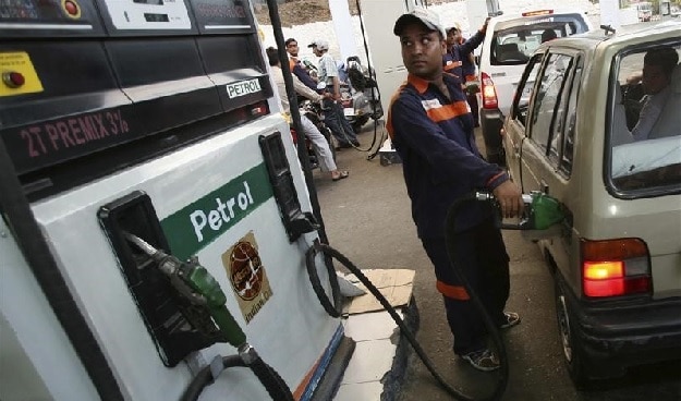 पेट्रोल 2 रुपये और डीजल 50 पैसे हुआ सस्ता, आधी रात से नई कीमतें लागू