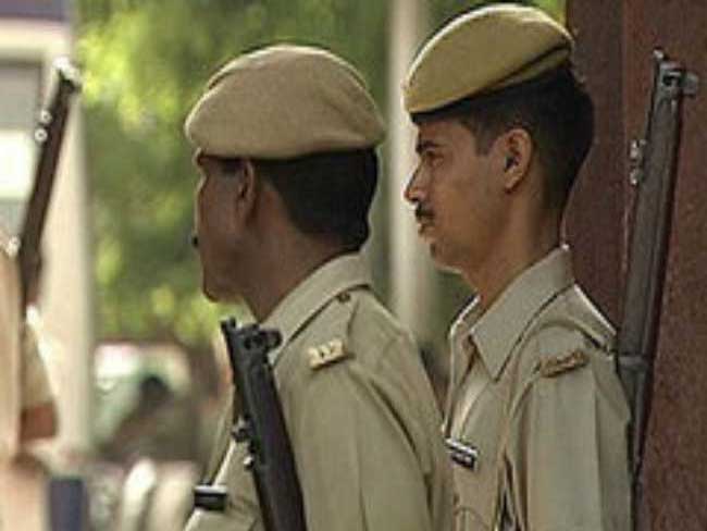 दिल्ली : पुलिस वैन में गैंगवार, दो की मौत, पांच घायल