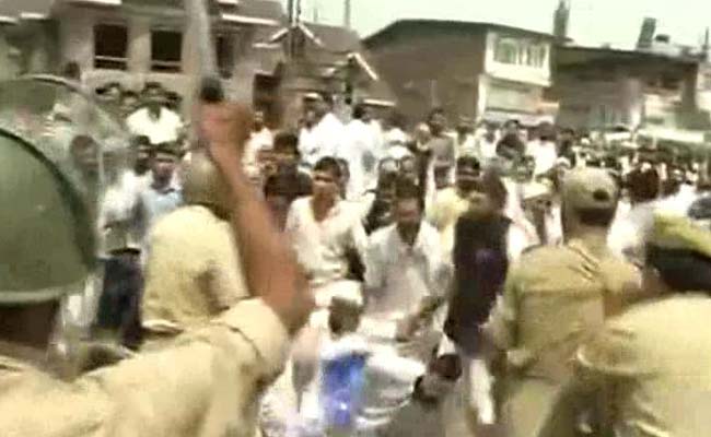 Protests Outside Geelani's Residence in Srinagar; Cops Use Water Cannon