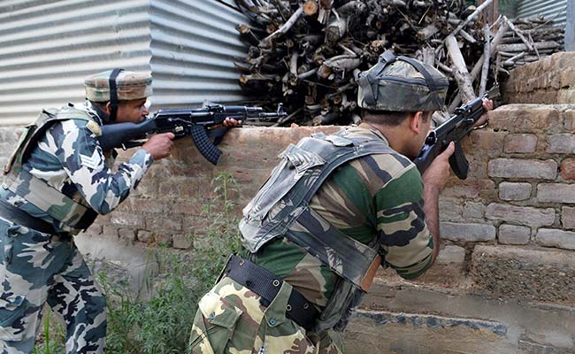 जम्‍मू-कश्‍मीर : पुलवामा के सीआरपीएफ कैंप पर आतंकी हमला, दो जवान घायल