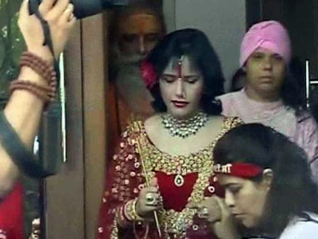 कोर्ट ने पुलिस से पूछा, क्या स्वयंभू साध्वी राधे मां के खिलाफ बनता है अश्लीलता का अपराध?