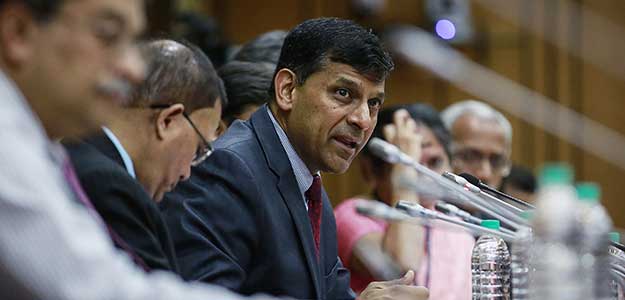 Raghuram Rajan Keeps Rates on Hold, Leaves Door Open for More Easing
