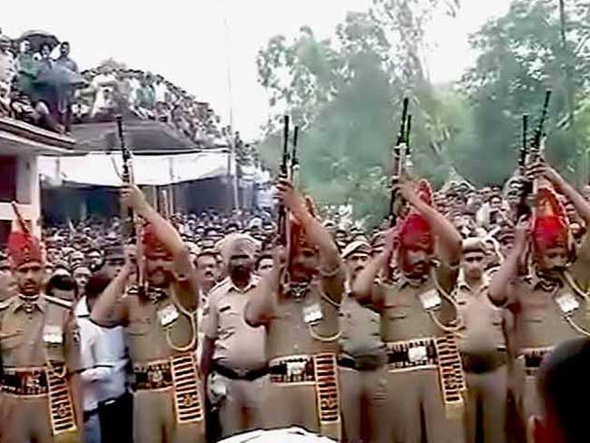 शहीद रॉकी का गांव में हुआ अंतिम संस्कार, विधायक और बीएसएफ के अधिकारी भी हुए शामिल