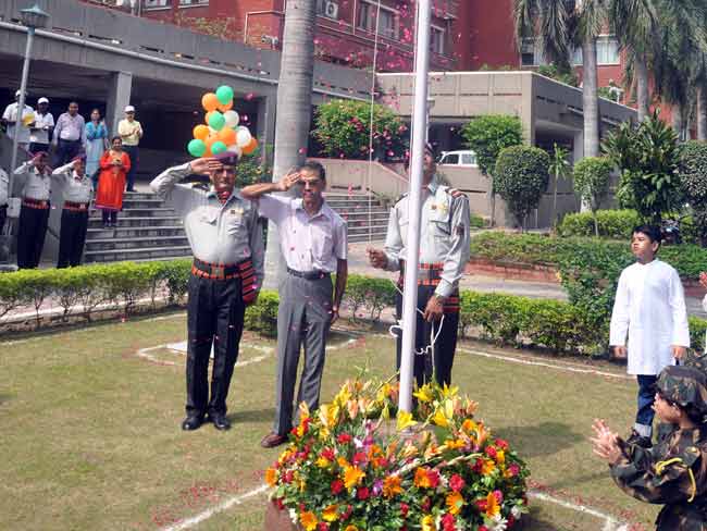 दिल्‍ली स्थित सेल कार्यालय में तिरंगा फहराया कर्मचारी ने