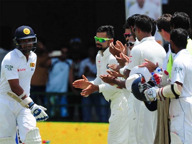 कोलंबो टेस्ट : भारत ने पहली पारी में बनाए 393 रन, श्रीलंका का स्कोर 140/3