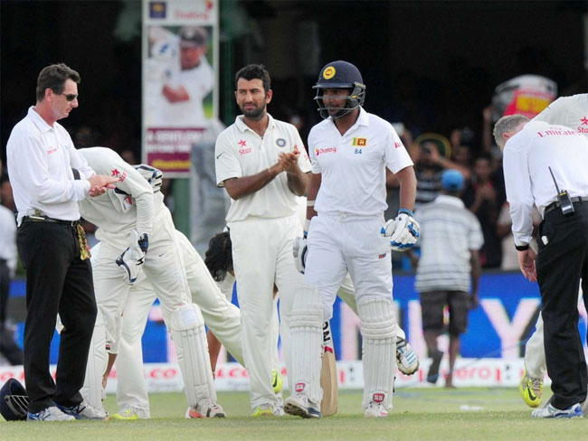 कोलंबो टेस्ट : अपने आखिरी टेस्ट में नहीं चले संगकारा, भारत ने कसा शिकंजा