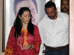 पैरोल मिलने के बाद 'मुन्नाभाई' अपने घर पहुंचे, बॉलीवुड ने किया स्वागत पैरोल मिलने के बाद 'मुन्नाभाई' अपने घर पहुंचे, बॉलीवुड ने किया स्वागत