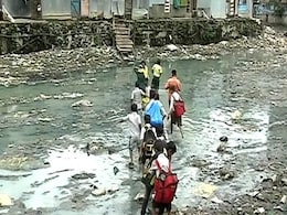 सीवर के पानी से होकर स्कूल जाने को मजबूर 200 बच्चे, अब मिलेगी राहत सीवर के पानी से होकर स्कूल जाने को मजबूर 200 बच्चे, अब मिलेगी राहत