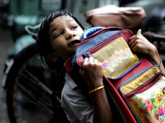 बच्चों के बैग का बोझ कम करने के लिए स्कूलों को दिया जायेगा सॉफ्टवेयर: जावड़ेकर