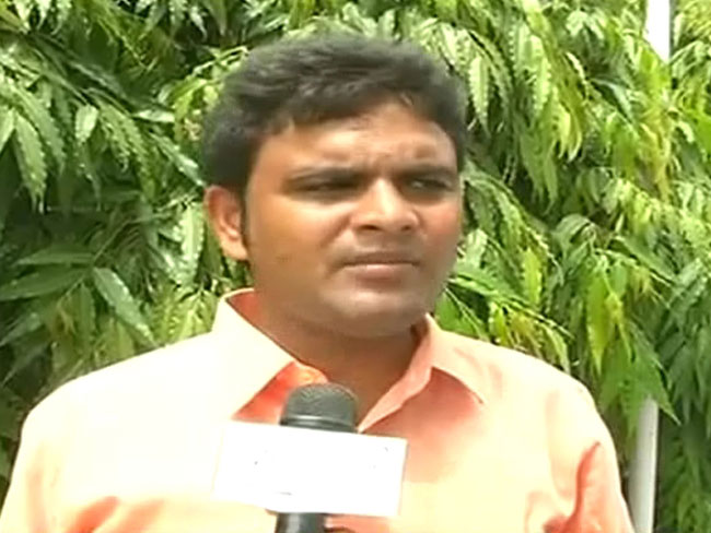 जानिए कौन हैं यूपी सरकार से सीधा भिड़ने वाले शिव कुमार पाठक?