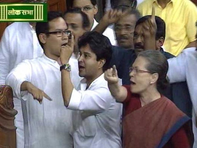 जब बीजेपी सांसद के बयान से नाराज सोनिया गांधी ने स्थान छोड़ आसन के सामने की नारेबाजी