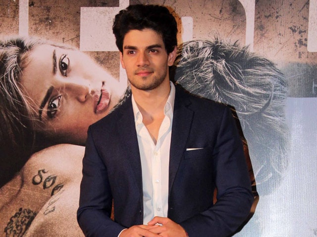 Hero review: Sooraj Pancholi flexes muscles, Athiya Shetty pouts, but film  scores a zero – Firstpost