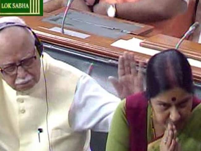 संसद में एक पल ऐसा भी आया जब भावुक आडवाणी ने सुषमा स्वराज की पीठ थपथपाई