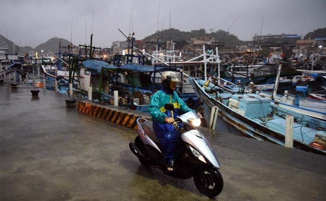 Thousands Evacuated as Taiwan Readies for Biggest Typhoon of 2015